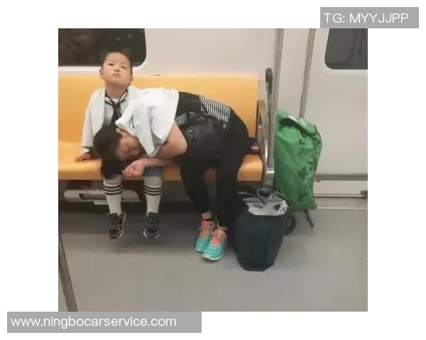 足球明星不慎绊倒女儿引发热议家庭温情瞬间感动网友 足球明星不慎绊倒女儿引发热议家庭温情瞬间感动网友