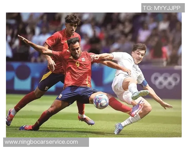 足球明星后卫的精彩瞬间展现他们在赛场上的英勇与风采 足球明星后卫的精彩瞬间展现他们在赛场上的英勇与风采