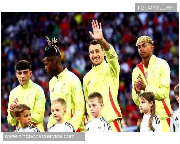 足球明星粉丝热情瞬间回顾展现偶像魅力与忠诚的精彩时刻 足球明星粉丝热情瞬间回顾展现偶像魅力与忠诚的精彩时刻